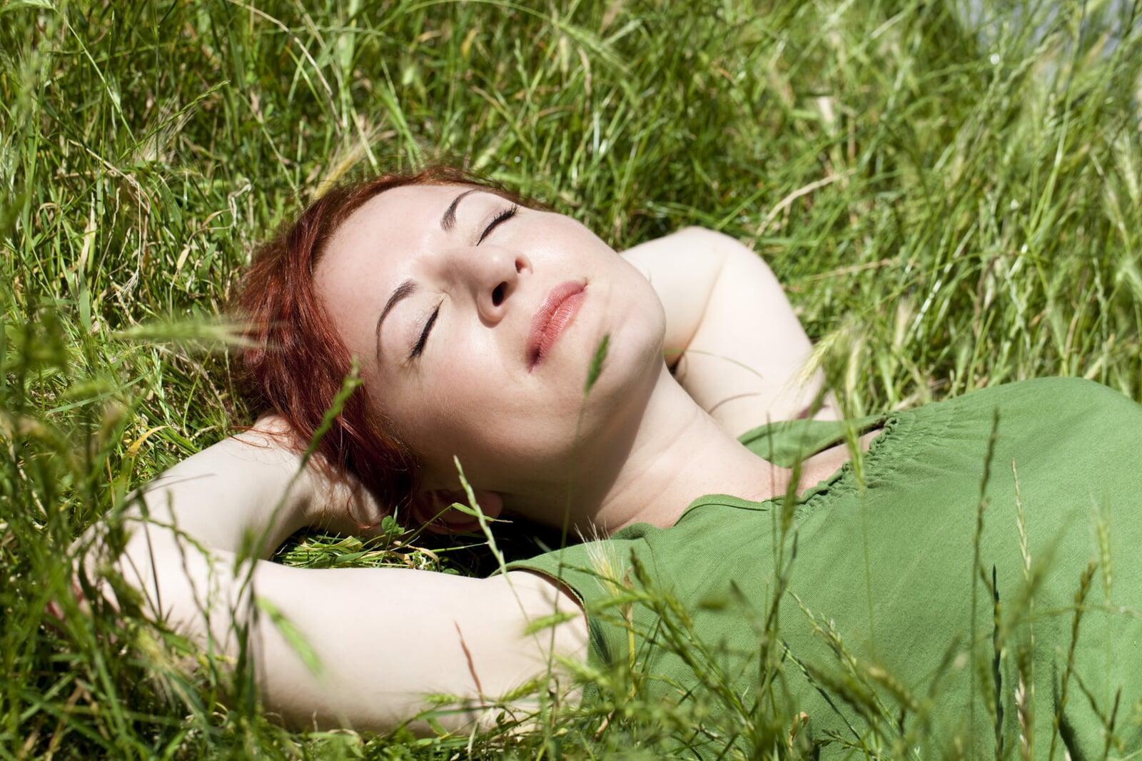 LA MICRO SIESTE (OU POWER NAP) : UN RACCOURCI VERS L'ÉNERGIE,  LA CLARTÉ MENTALE ET LA RÉGÉNÉRATION 